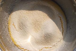 筛入99g低粉，杏仁粉27g，盐2g，泡打粉3g，刮刀拌匀