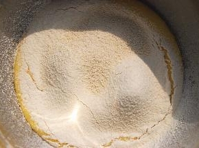 筛入99g低粉，杏仁粉27g，盐2g，泡打粉3g，刮刀拌匀