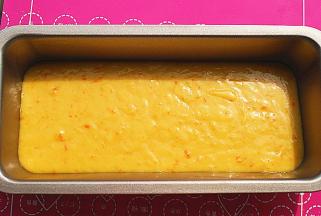 从高处倒入蛋糕模，约为模具1/2高度多一点左右，烤箱预热10分钟，160度，中层，40分钟左右，稍微放凉一些，即可脱模，脱模后，表面刷一层之前准备好的橙子糖浆水，干了，入冰箱冷藏一会即可食用