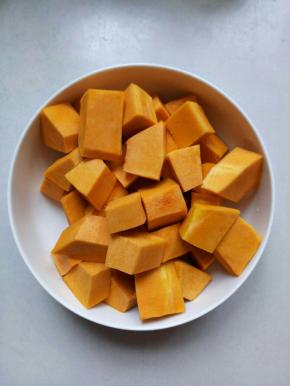 南瓜洗净去皮切小段放入碗里