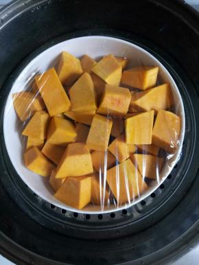 盖上保鲜膜，大火上锅蒸大约20分钟左右