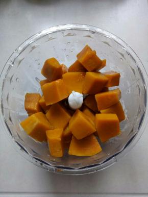 蒸好的南瓜放入搅拌机里打成细腻的南瓜糊