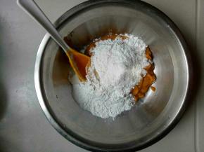 温热的南瓜泥里分次加入糯米粉280克，面粉80克，搅拌均匀