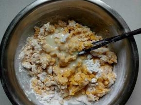 加入炼奶2茶匙，食用油2茶匙搅拌均匀