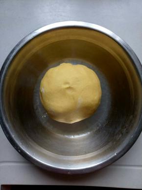 然后揉成不软不硬的面团，盖上保鲜膜静置20分钟