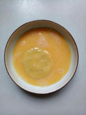 把做好的南瓜饼两面都蘸上蛋液