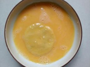 把做好的南瓜饼两面都蘸上蛋液