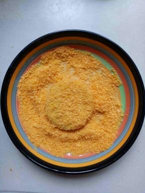 均匀的裹上面包糠