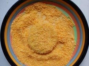 均匀的裹上面包糠