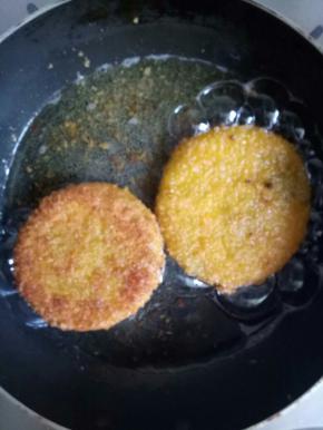 不粘锅倒入适量的油加热，中小火煎制至两面金黄，捞出控油即可。(在煎制的时候，注意经常翻面，防止煎糊)