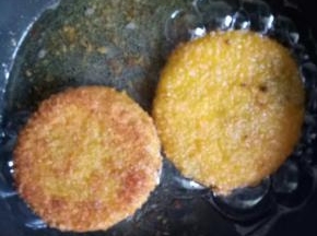 不粘锅倒入适量的油加热，中小火煎制至两面金黄，捞出控油即可。(在煎制的时候，注意经常翻面，防止煎糊)