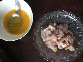鸡蛋打散后分多次加入去骨切丝的鸡腿肉中搅拌均匀