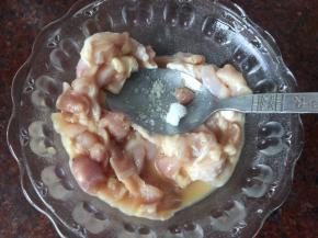 然后加入2g盐到鸡腿肉中搅拌均匀，静置20分钟