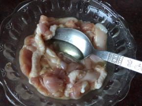 鸡肉入锅前加入少许油搅拌
