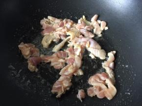 锅里热油后放入鸡肉煎至表面金黄捞出备用