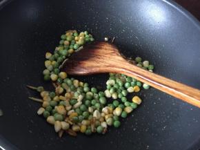 放入豌豆和玉米粒炒香