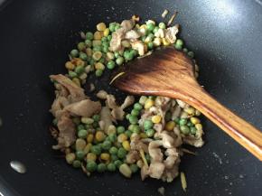 加入鸡肉炒
