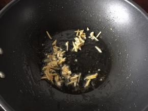 利用锅里的余油爆香姜丝和蒜末