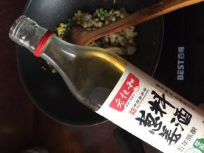 加入葱姜料酒和少许盐、老抽翻炒