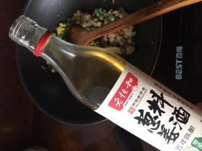 加入葱姜料酒和少许盐、老抽翻炒