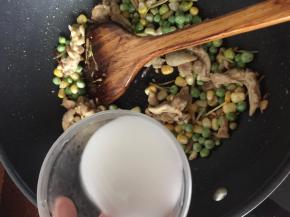 淋入少许水淀粉勾芡