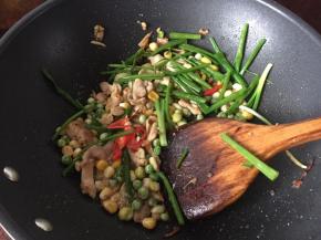 放入葱段和红辣椒炒