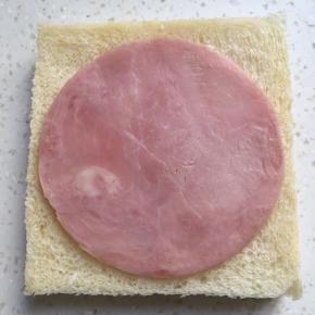 吐司切掉边皮，铺上咸火腿