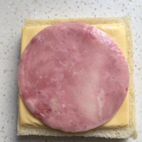 再放上一片咸火腿