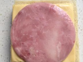 再放上一片咸火腿