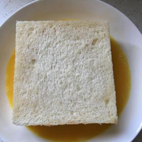 把吐司放蛋液里泡一下，二面加四周都要浸泡