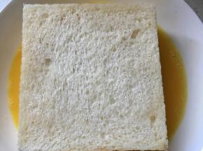 把吐司放蛋液里泡一下，二面加四周都要浸泡