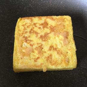 热锅放少许橄榄油，小火煎至发黄，反过面来再煎，煎至粘合在一起