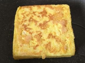 热锅放少许橄榄油，小火煎至发黄，反过面来再煎，煎至粘合在一起