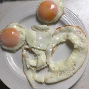 鸡蛋也用裱花嘴压出小圆