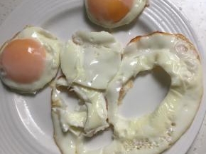 鸡蛋也用裱花嘴压出小圆