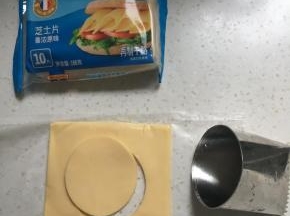 芝士片用大裱花嘴压出小圆