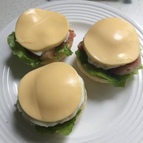 面包切开，依次铺上生菜、培根、鸡蛋、芝士