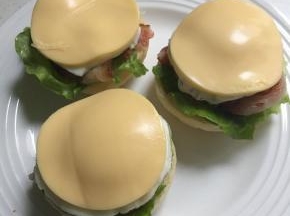 面包切开，依次铺上生菜、培根、鸡蛋、芝士