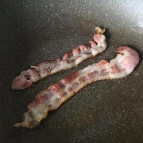 培根放锅中煎熟