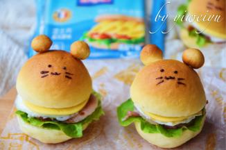 把上面半个合上，用巧克力画出眼睛、嘴巴、胡子