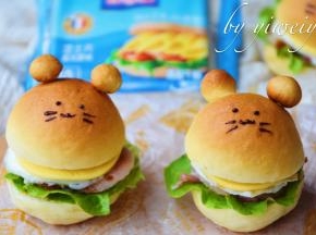 把上面半个合上，用巧克力画出眼睛、嘴巴、胡子