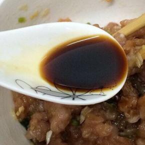 加入少许的生抽和油