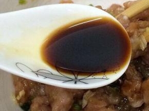 加入少许的生抽和油