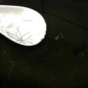 另起一个锅，将汤汁倒入锅中，加入少许的淀粉搅拌均匀