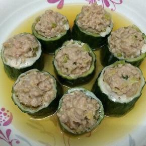 蒸熟的酿黄瓜拿出，里面的汁不要倒掉