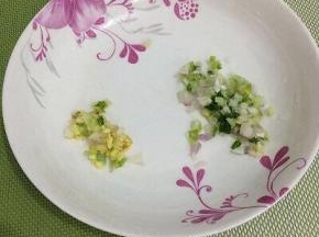 葱姜都切成末