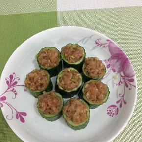 用小勺取适量的肉馅，酿入黄瓜中间