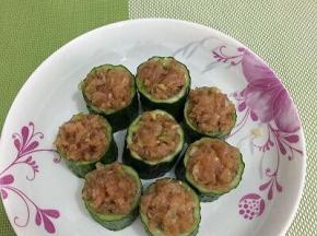 用小勺取适量的肉馅，酿入黄瓜中间