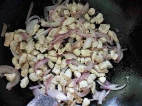 放入已经用黑胡椒粉和淀粉码过的鸡肉，炒至鸡肉发白