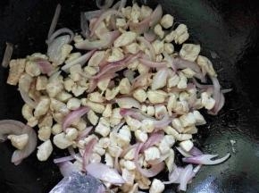 放入已经用黑胡椒粉和淀粉码过的鸡肉，炒至鸡肉发白